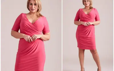 Eleganckie sukienki dla puszystych: modelka w różowej, kopertowej kreacji z drapowanym dołem.