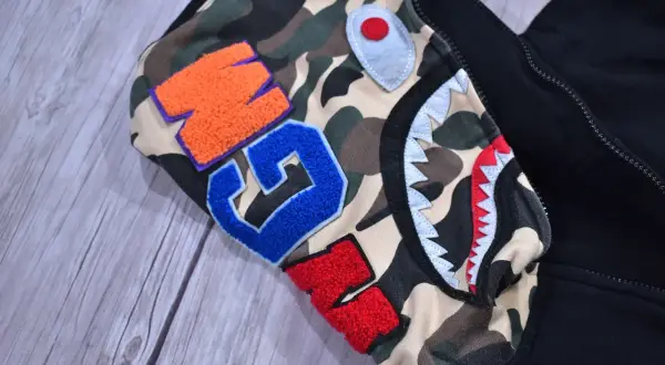 Ile kosztuje bluza Bape? Porównanie cen i najlepsze oferty