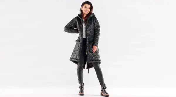 Uśmiechnięta kobieta w czarnej, pikowanej kurtce przejściowej damskiej duże rozmiary. Stylowy look na co dzień.